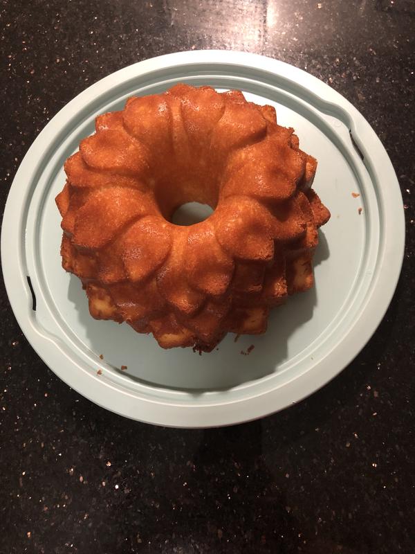Nordic Ware 2-Piece Formed Bundt Pan And Bundt Keeper (Assorted Shapes And  Colors) - Sam's Club