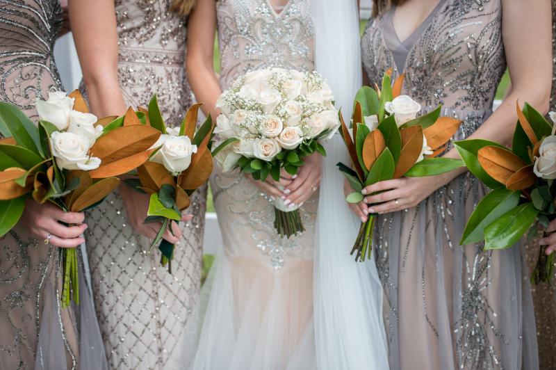 bride and bridesmaid flower bouquets