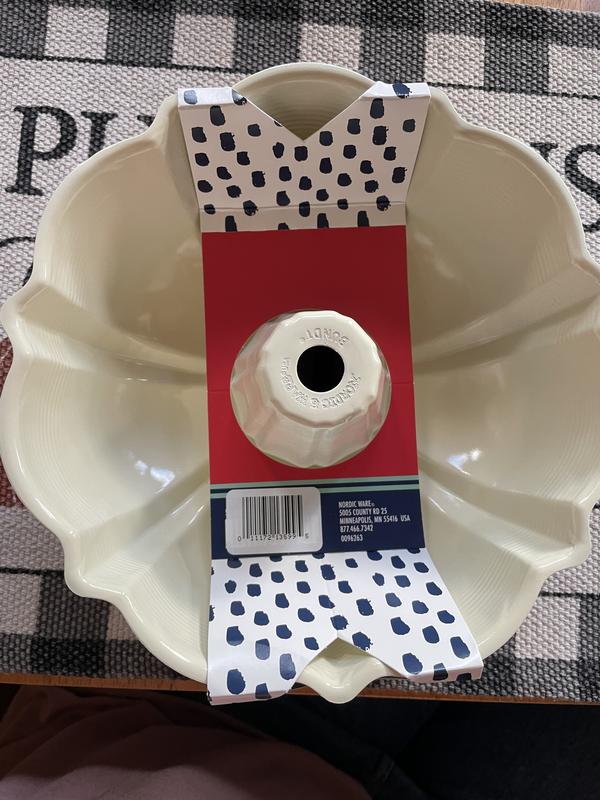 Nordic Ware 2-Piece Formed Bundt Pan And Bundt Keeper (Assorted Shapes And  Colors) - Sam's Club