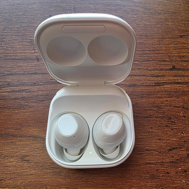 Galaxy Buds FE White | Samsung Latinoamérica