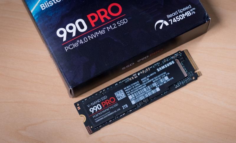 Samsung SSD 990 Pro NVMe M.2 Pcle 4.0, SSD Interne, Capacité 1 To, Vitesse  de lecture jusqu'à 7 450 Mo/s, Gestion Intelligente de la Chaleur avec  Revêtement en Nickel, MZ-V9P1T0BW : : Informatique