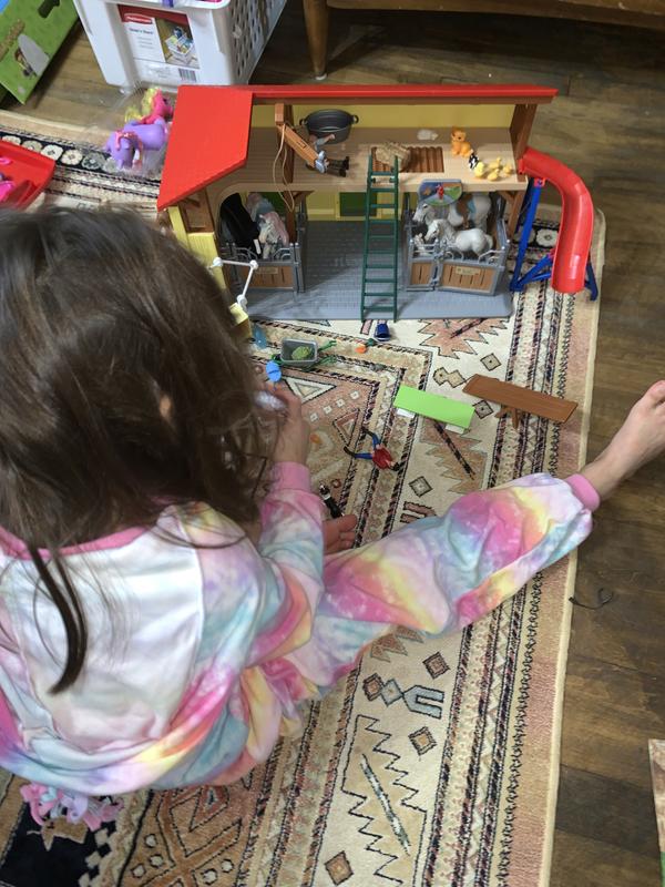 We added the schleich vet to the farm.