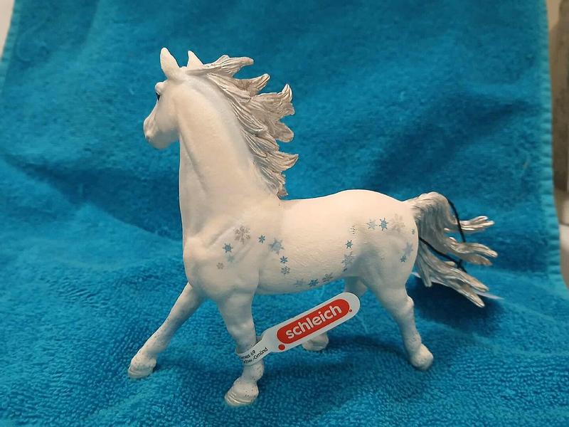 Limited-Edition Holiday Horse 72274 | schleich