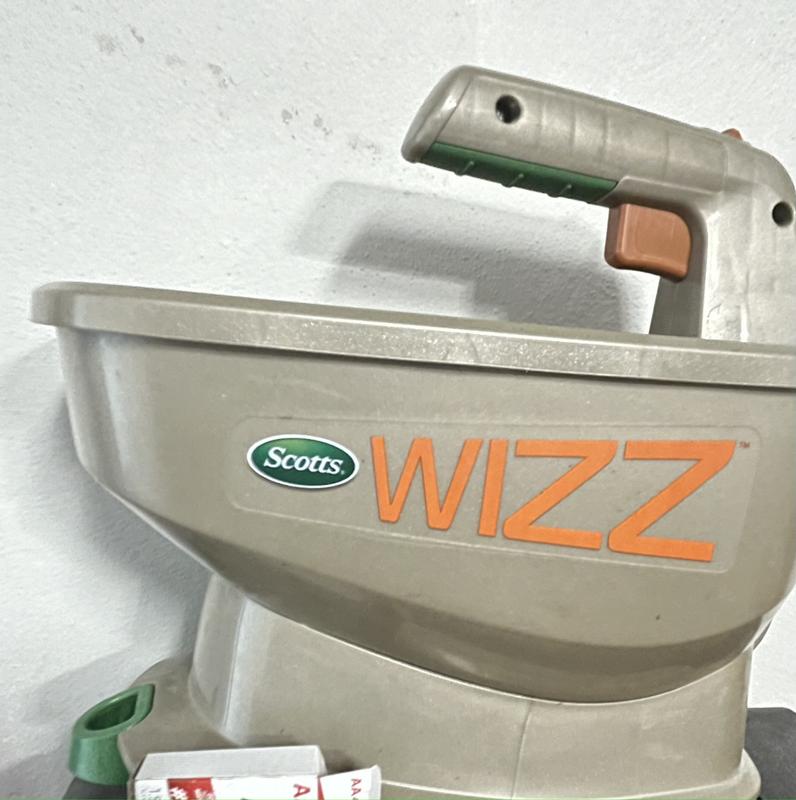 Épandeur Wizz à fonctionnement à pile pour engrais, semences et fondant  Scotts