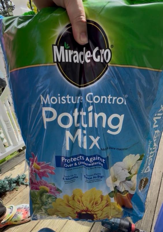 Miracle-Gro Moisture Control Potting Mix | ScottsMiracle-Gro US