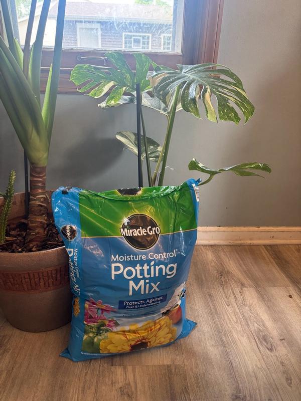 Miracle-Gro Moisture Control Potting Mix | ScottsMiracle-Gro US