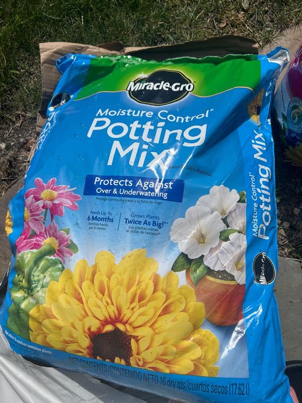 Miracle-Gro Moisture Control Potting Mix | ScottsMiracle-Gro US