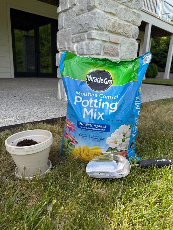 Miracle-Gro Moisture Control Potting Mix | ScottsMiracle-Gro US