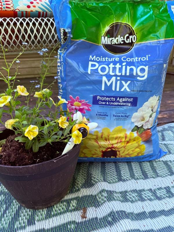 Miracle-Gro Moisture Control Potting Mix | ScottsMiracle-Gro US