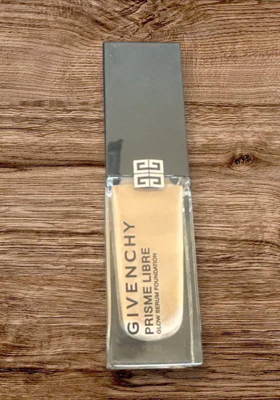 Prisme Libre Glow Serum Blurring Foundation with Natural Finish