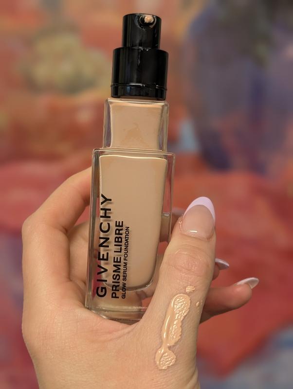 Prisme Libre Glow Serum Blurring Foundation with Natural Finish