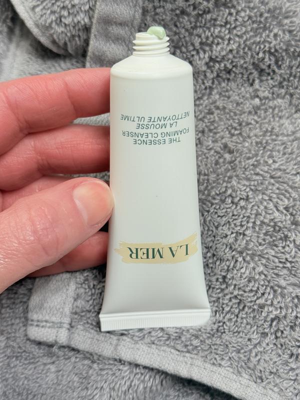 The Essence Foaming Cleanser for Clarifying and Softening - La Mer