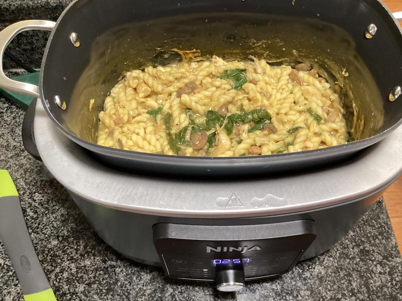 Noodles, chicken, mushrooms and spinach