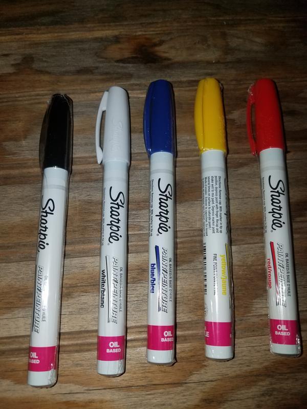 Acrylic vs oil painting: how to choose between acrylic paint markers and  oil-based markers 