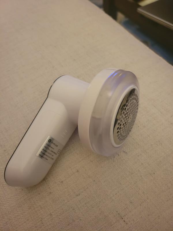 SINGER® Compact Fabric Shaver & Lint Remover