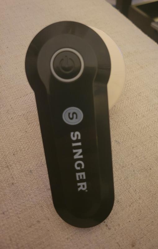 SINGER Compact Fabric Shaver and Lint Remover Battery Operated