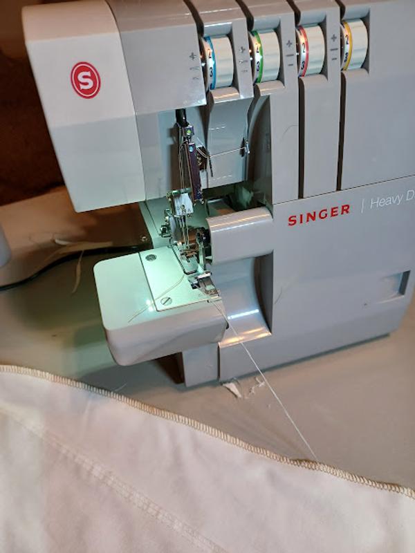 SINGER 14HD854 Máquina de coser profesional de 2 a 4 hilos autoajustable  con capacidad de 1,300 puntadas por minuto y accesorios, gris