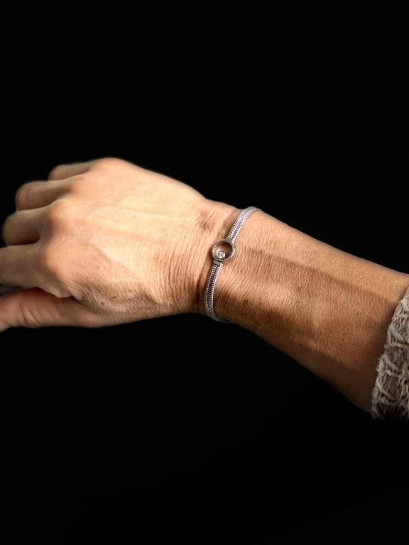 Fits different sized wrists (mine are large)