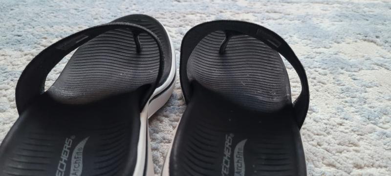 I received right foot defected with elastic width wider, then the left foot