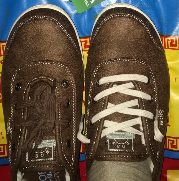 When my foot flattens the shoe, it's not as attractive. Brown laces were included, and I am considering tying them in a bow, but it looks odd and wasn't intended to be tied that way.