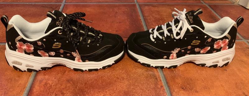 I tried out the black and gold laces from my other shoes. Both look great :)