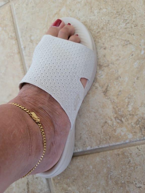 Comfy fit of a size 9 on an size 8 foot