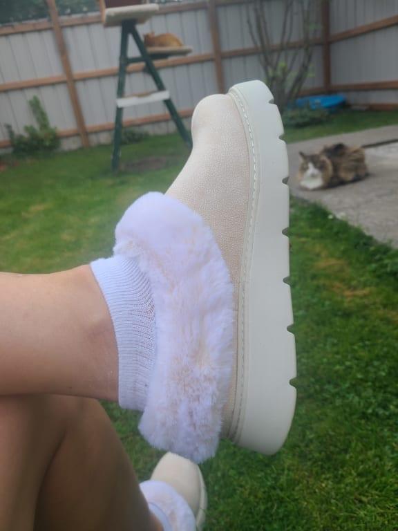 Photo from Feline in Skechers