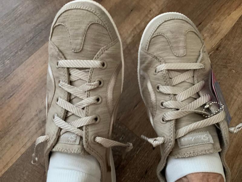 Too loose when shoe lace not tightened.