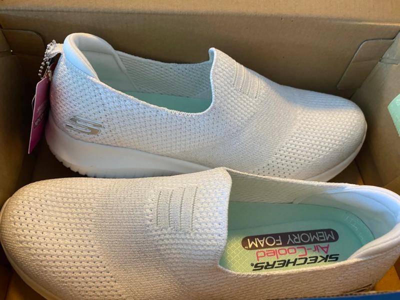 Delivered with SKECHERS bag