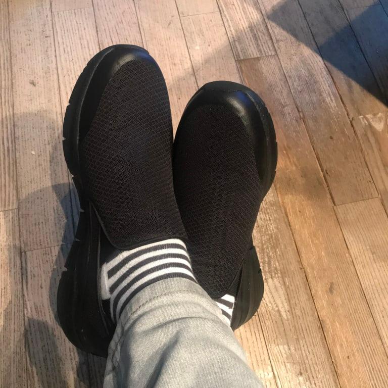 Style and comfort: here with striped socks and skinny jeans.