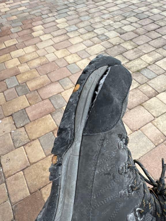 This is happening in both shoes and both sides of the shoe.