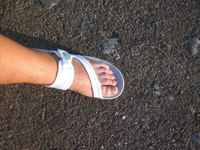 W/o toe strap ...Ignore my ugly toenails