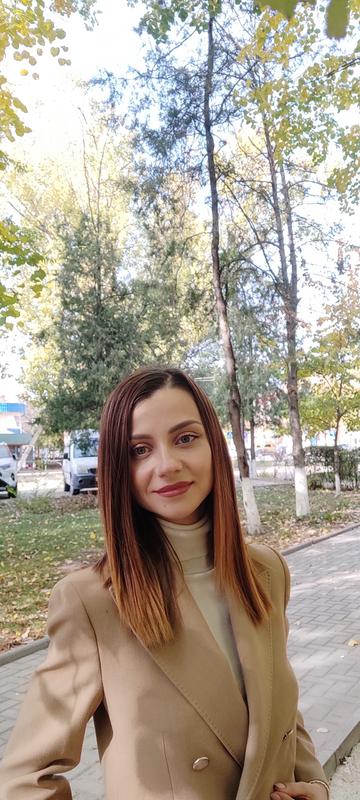 With bronzer,blush and hourglass powder on