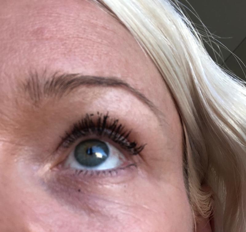 Clumpy, stumpy, doesn't cover all lashes and leaves debris, after 2-3 weeks.