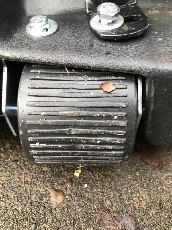 Un threadbare bolt for one of support struts