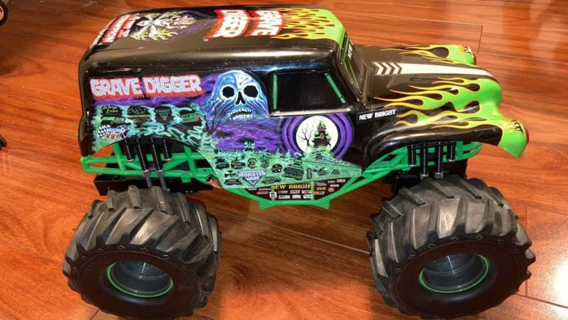 Monster Jam, Official Grave Digger Freestyle Force, Remote Control Car,  Monster Truck Toys for Boys Kids and Adults, 1:15 Scale
