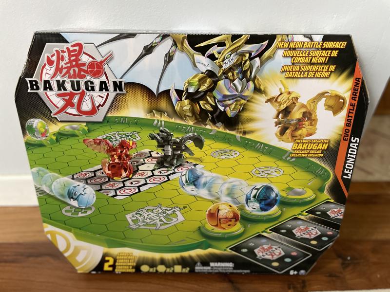 Bakugan Evo Battle Arena, Includes Exclusive Leonidas Bakugan, 2 Cards and  BakuCores, Neon Game Board for Bakugan Collectibles, Ages 6 and Up