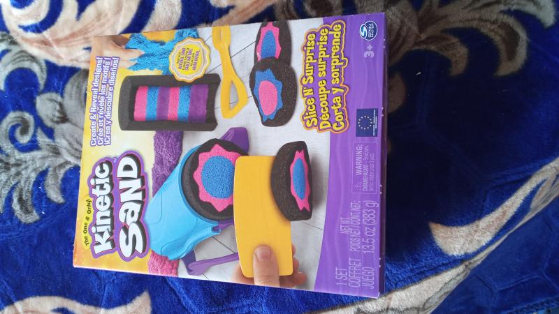 Kinetic Sand, Slice N' Surprise Set with 13.5oz of Black, Pink and Blue  Play Sand