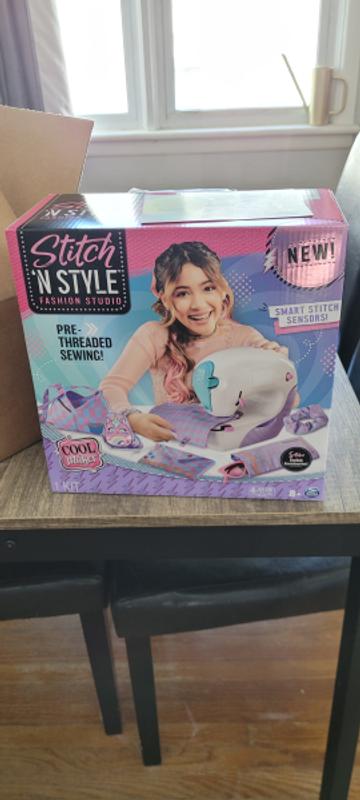 Cool Maker Stitch 'N Style Fashion Studio , Macchina da Cucire per bambini e bambine , Filo da cucire pre-inserito, tessuto e stampe ad acqua , Giochi creativi per bambini e bambine