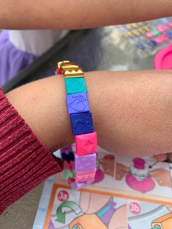 KLUTZ Friendship Bracelets Kit: Craft Your Bonds with Colorful