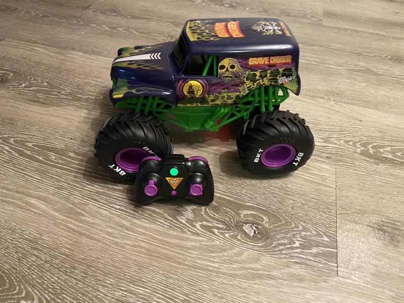 Spin Master Monster Jam Remote Control Monster Truck, Grave Digger 1:2