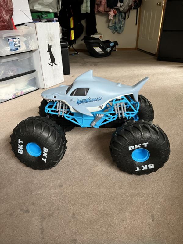  Monster Jam, Official Mega Megalodon All-Terrain Remote Control  Monster Truck for Boys and Girls, 1:6 Scale, Kids Toys for Ages 4-6+ :  Sports & Outdoors