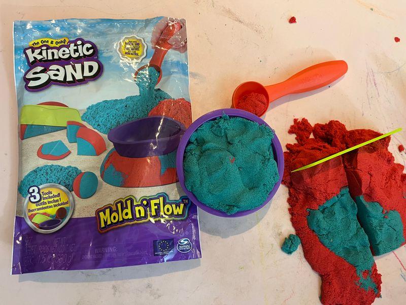 Kinetic Sand Mold n' Flow Playset with 1.5 lbs Red and Teal Play Sand -  6067819