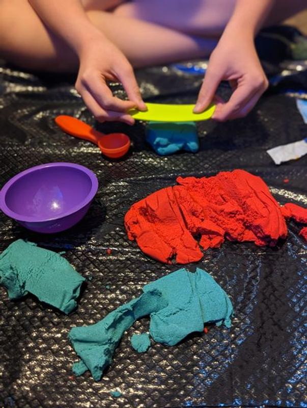 Kinetic Sand Mold n Flow, 1.5lbs Red and Teal Play Sand, 3 Tools Sensory  Toys for Kids Ages 3+