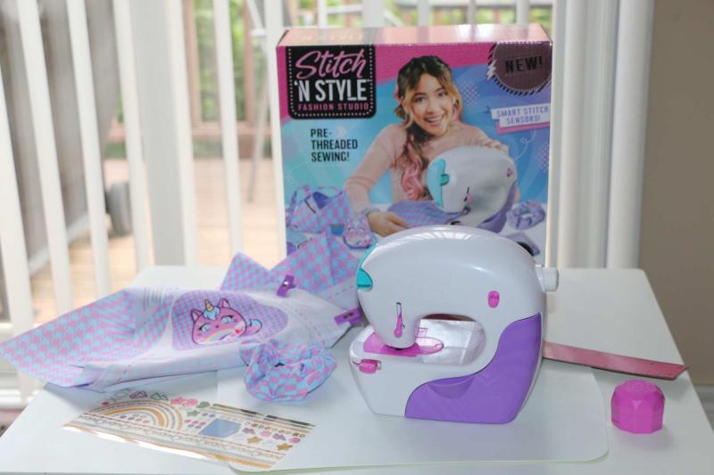 Cool MAKER Stitch n Style Fashion Studio - Easy Sew No Thread Sewing  Machine 6 Projects Kids