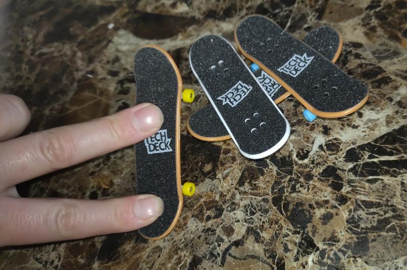 Pack of 10 Finger Skates (DLX Pro Pack Tech Deck)