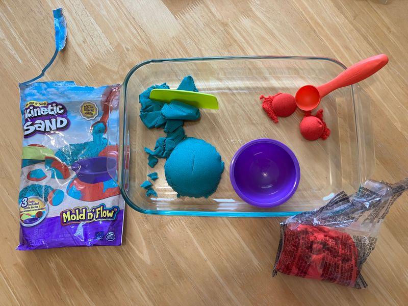 Kinetic Sand Mold n Flow, 1.5lbs Red and Teal Play Sand, 3 Tools Sensory  Toys for Kids Ages 3+