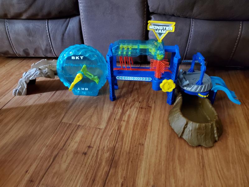 Monster Jam, Megalodon Monster Wash, Includes Color-Changing Megalodon Monster  Truck, Interactive Water Play Kids Toys for Aged 3 and Up