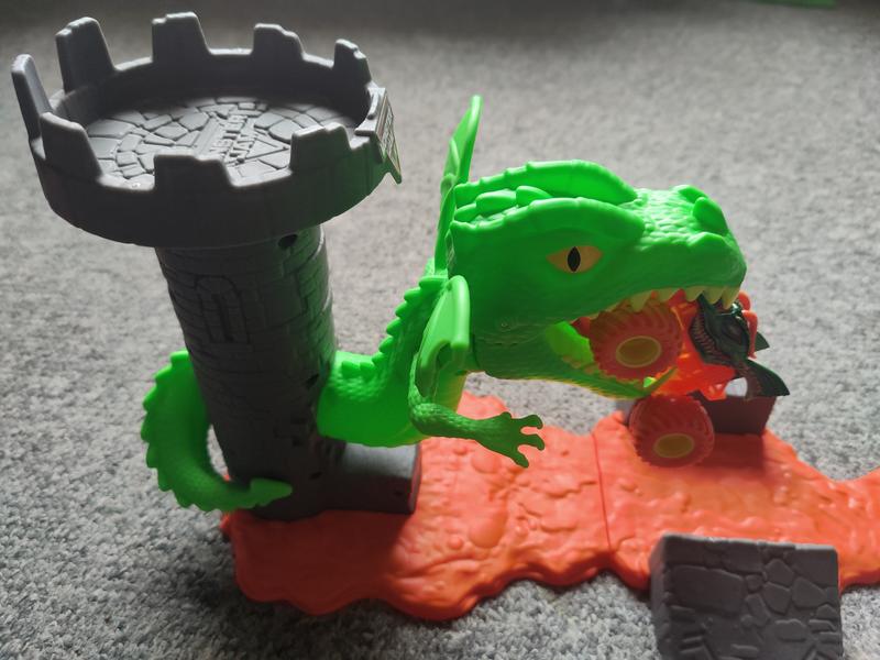 Monster Jam, Dueling Dragon Playset with Exclusive 1:64 Scale