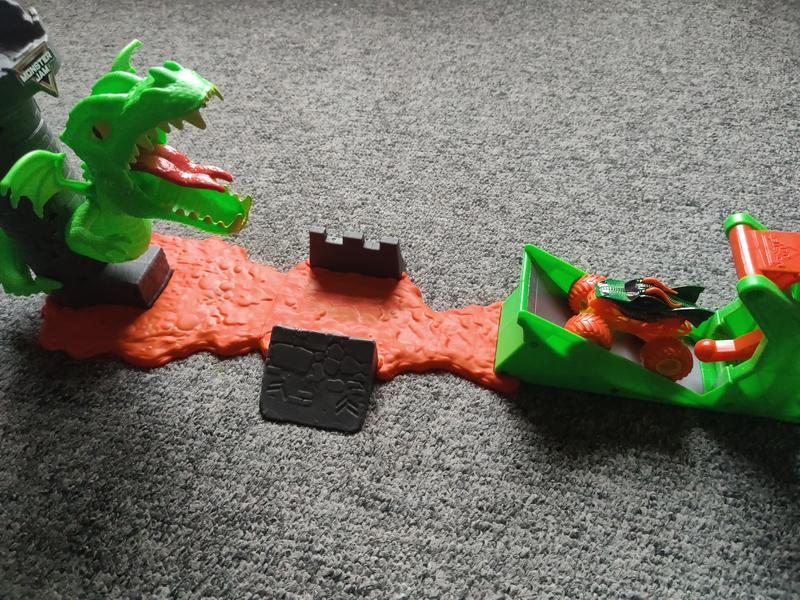 Monster Jam, Dueling Dragon Playset with Exclusive 1:64 Scale